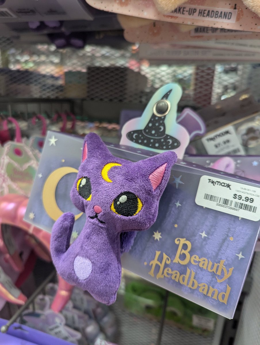 ChibiJen's tweet image. Hmm Luna looks a little different today 🤔🤔🤔 🌙