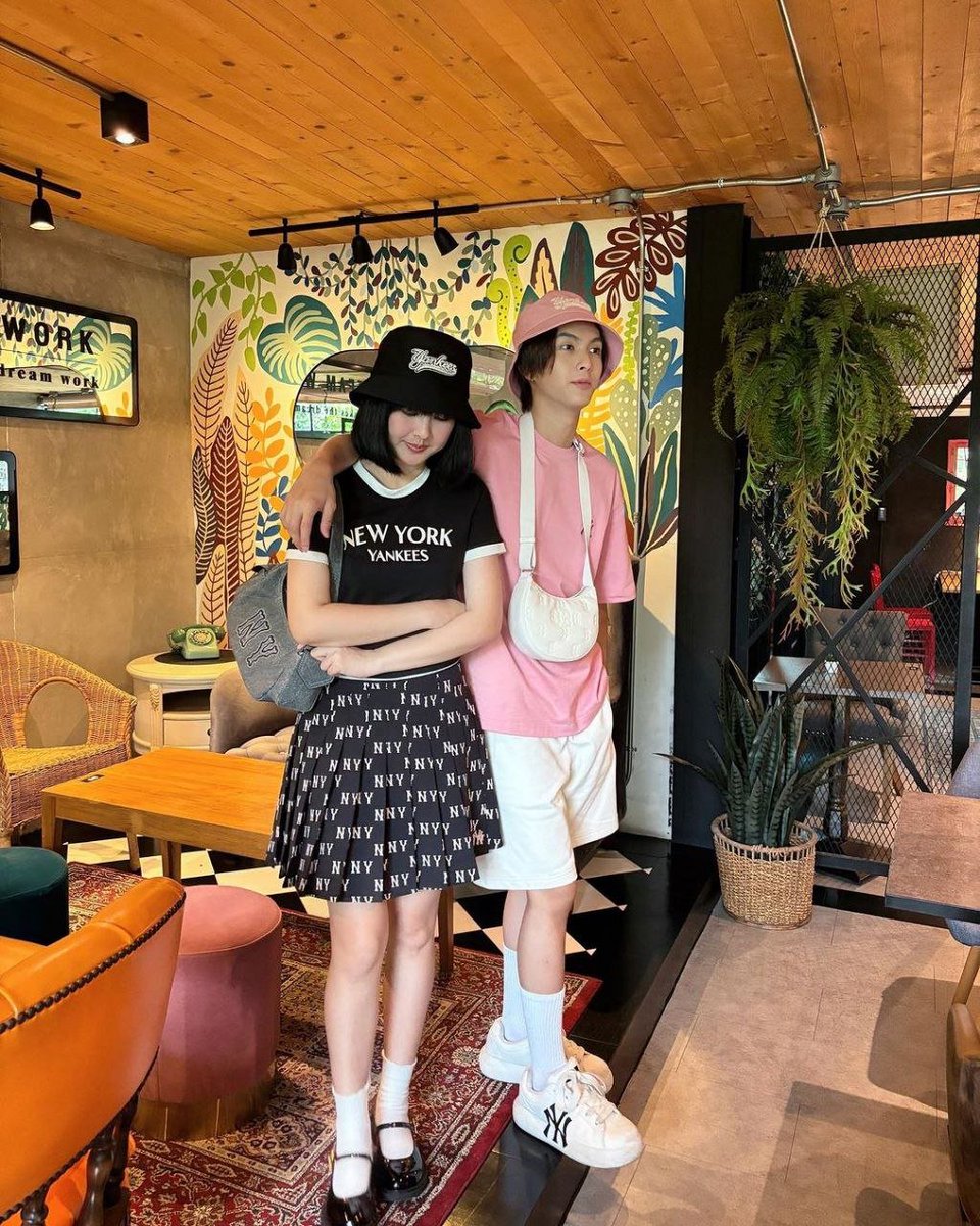 Some cute photos with my mae while wearing an outfit from MLBThailand that fits both of our styles perfectly.