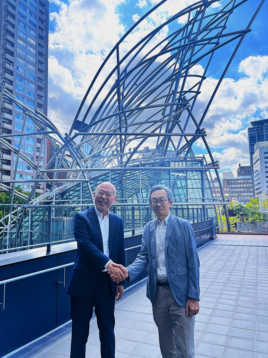 nakkaart2022's tweet photo. 国立国際美術館側の歩行者デッキが開通しました✨

大阪中之島美術館と国立国際美術館をつなぐ歩行者デッキが開通し、お隣との距離が近くなりました！当館の2階フロア南側の出口からそのままお進みいただけます👐

スロープが設置されているので、車椅子やベビーカーの方もそのままお通りが可能♿✨

大阪中之島美術館では本日より「開館3周年記念特��展TRIO　パリ・東京・大阪　モダンアート・コレクション」（12/8まで）「塩田千春　つながる私(アイ）」（12/1まで）を開催中
国立国際美術館では「梅津庸一 クリスタルパレス」を開催中（10/6まで）

ぜひ両館をハシゴしてお越しください！

（写真：大阪中之島美術館 菅谷富夫館長、国立国際美術館 島敦彦館長）

#大阪中之島美術館 #国立国際美術館 #NAKKA #NMAO #NakanoshimaMuseumofArtOsaka
@nmaoJP