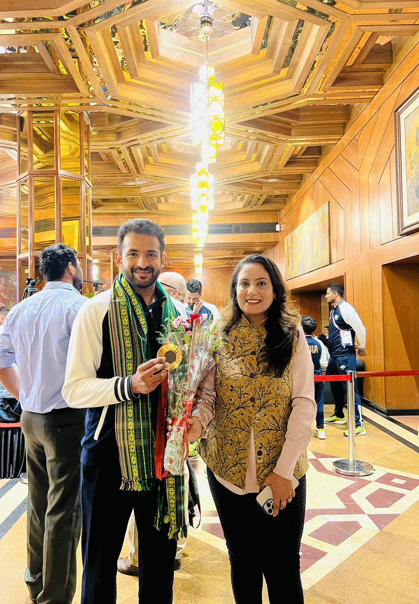 sonalgoelias's tweet image. It was a pleasure meeting the #Golden champion #NiteshKumar , whose hard-fought victory in the SL3 badminton final earned him a well-deserved #Gold 🥇

From overcoming a tragic train accident to becoming a Paralympic champion, 
Nitesh’s journey is a story of resilience and…