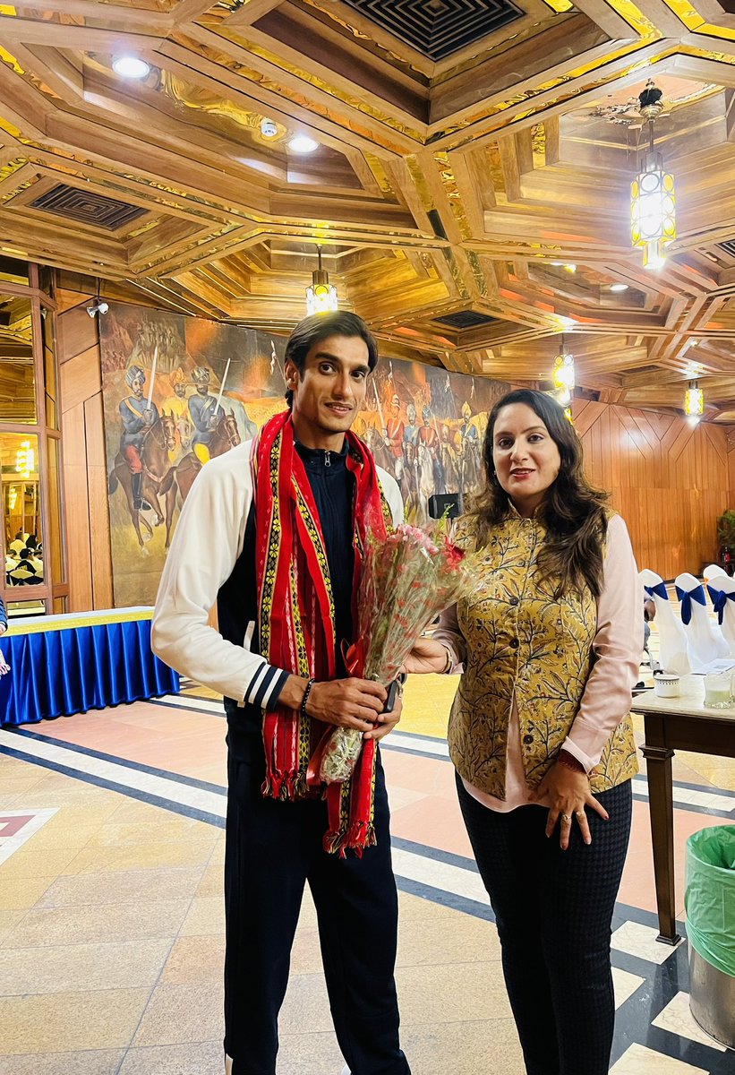 sonalgoelias's tweet image. It was a pleasure meeting the #Golden champion #NiteshKumar , whose hard-fought victory in the SL3 badminton final earned him a well-deserved #Gold 🥇

From overcoming a tragic train accident to becoming a Paralympic champion, 
Nitesh’s journey is a story of resilience and…