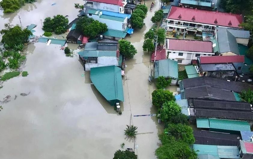 Son bir ayda yaşanan şiddetli yağışlar nedeniyle meydana gelen sel ve toprak kaymalarına ilişkin resmi verilere göre Vietnam’da en az 233, Tayland'da en az 33 kişi ve Myanmar'da en az 19 kişi hayatını kaybetti buff.ly/4cZqtWY