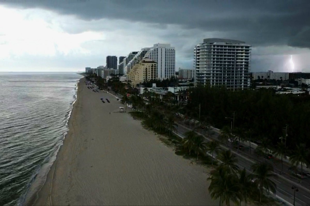ChrisLeClere's tweet photo. Pretty good storm in Ft Lauderdale. Got this with a new drone I am trying out #floridaweather #ftlauferdale #lightning https://t.co/Lb5mZZUO7I