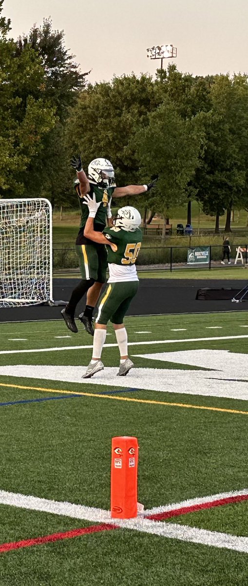 MustangsMTHS's tweet photo. After a Montville TO leads to a @ChathamCougars score (Kick Failed) @MustangsFBall answers right back with a 62 yard TD run by A. Feaster!! (Grunke Kick)

Cougars 6
Mustangs 7

6:15 Remaining in the 1Q

#MustangPride #KeepWorking https://t.co/EEIe78Cc5j
