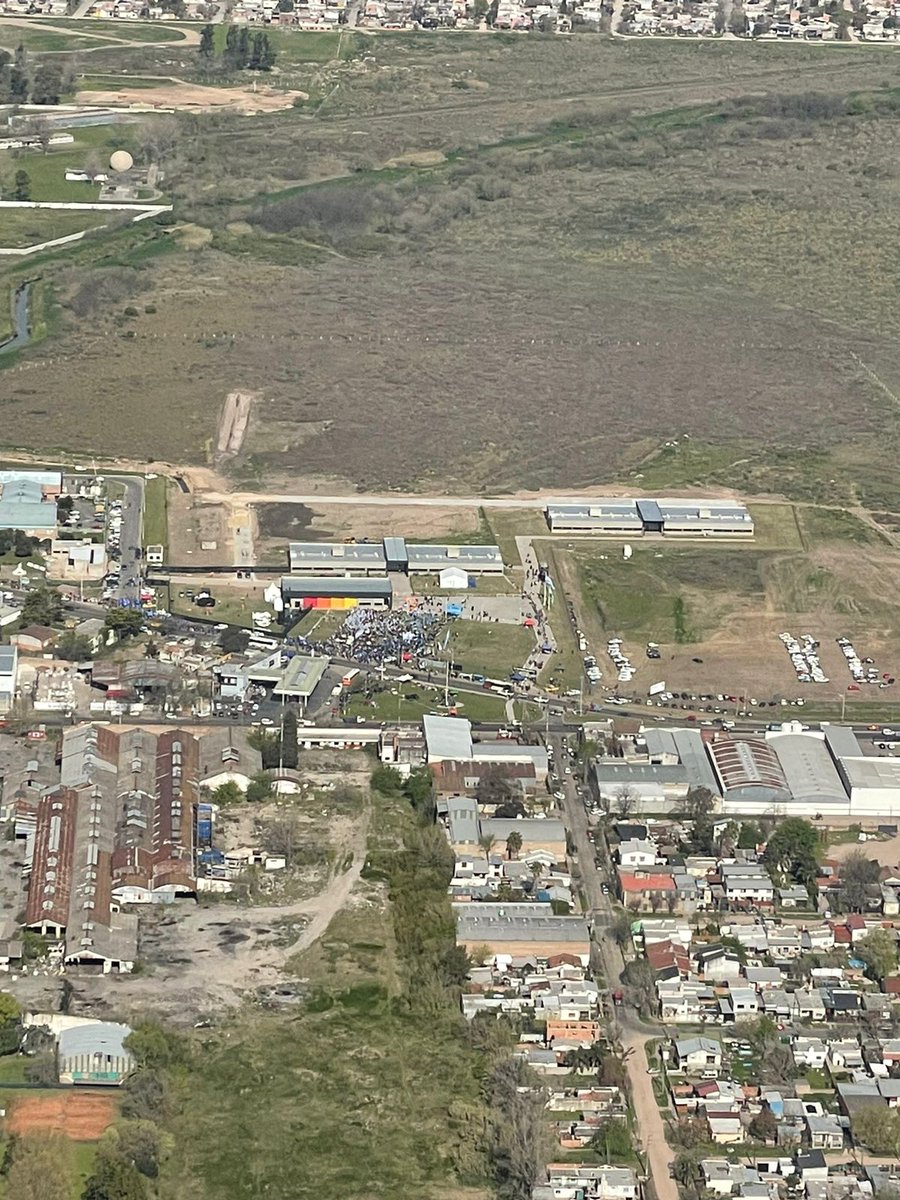LuisGasulla's tweet photo. Vista aérea del acto de Cristina Kirchner en Merlo.
Pastizales, pobreza y un grupo de personas que aún creen en una condenada por corrupción que jamás pidió perdón por nada. https://t.co/o0SKJZXQzC