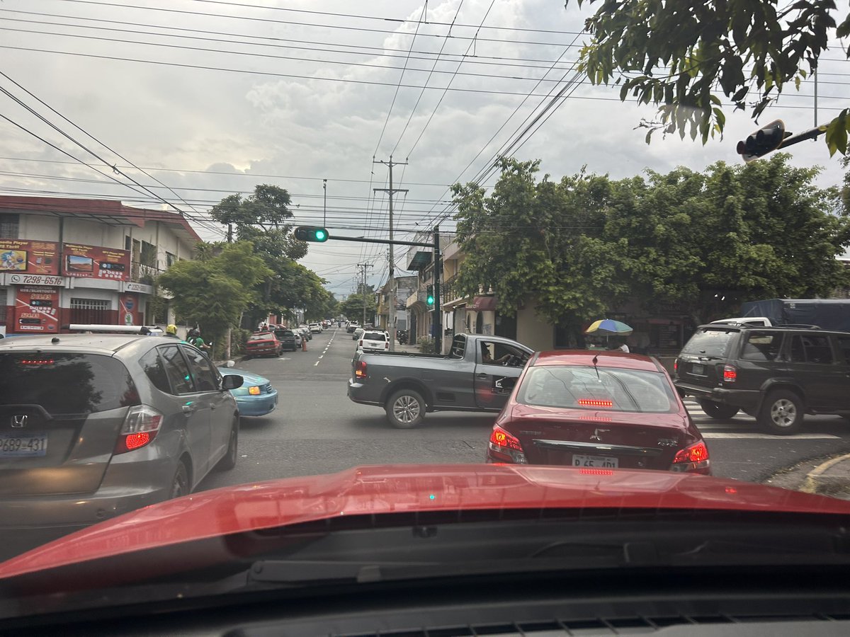 Esta gente hace más tráfico <a href="/alertux/">Alértux El Salvador</a> en la 5a calle poniente