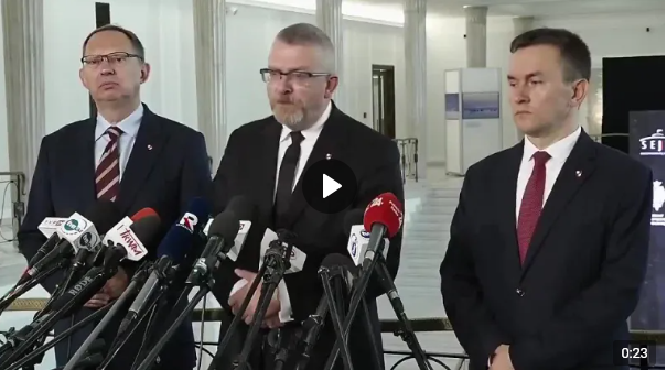 anubi77787292's tweet photo. Wow, fanno marcia indietro?Rinsaviscono?
BREAKING: I rappresentanti #polacchi hanno chiesto ad Anthony #Blinken di andarsene immediatamente, dicendo:
“Non ti vogliamo qui. Non vogliamo che il popolo polacco paghi o muoia per le vostre guerre”. https://t.co/O87rfO7B9Z