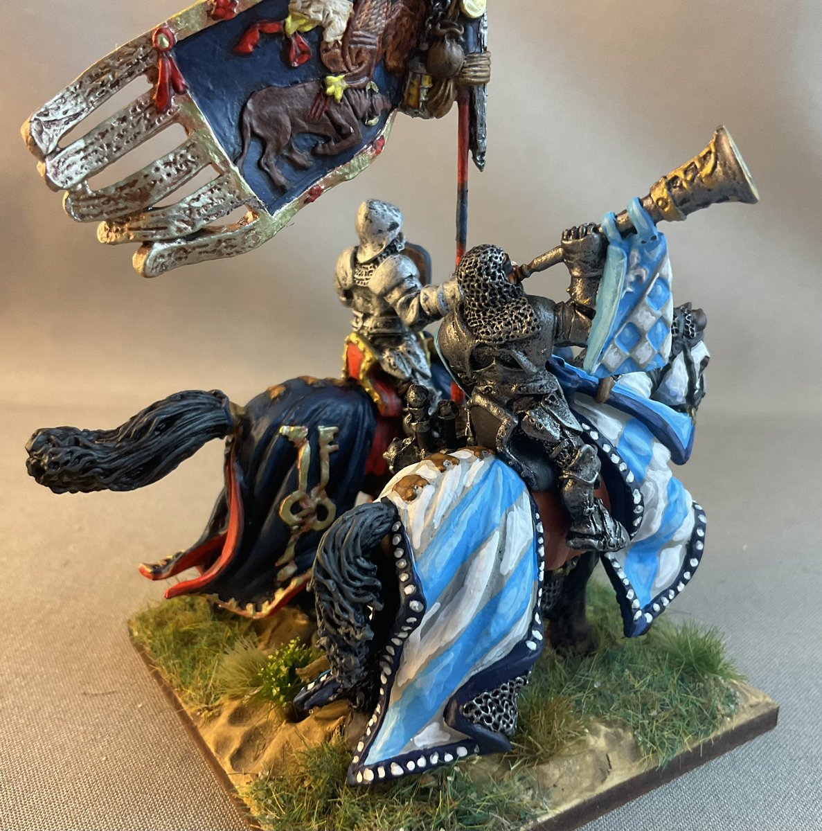 Oldwargamer's tweet photo. A couple more #GamezoneMiniatures #Knights. The #Herald and the Standard Bearer.
#wargaming #28mm #Wargames #Medieval #oldworld #Bretonnians https://t.co/JUwLJB69vx