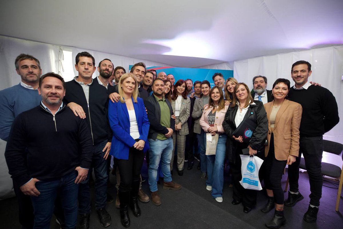 Cristina Kirchner (@cfkargentina) on Twitter photo Ante tanto desamor, ante tantos proyectos de vida feos a los que nos quieren someter y a los que quieren llevar al pueblo... Pero no van a poder, yo confío infinitamente en las fuerzas del pueblo. Ante tanto desamor, ante tantos proyectos de vida feos a los que nos quieren someter y a los que quieren llevar al pueblo... Pero no van a poder, yo confío infinitamente en las fuerzas del pueblo.