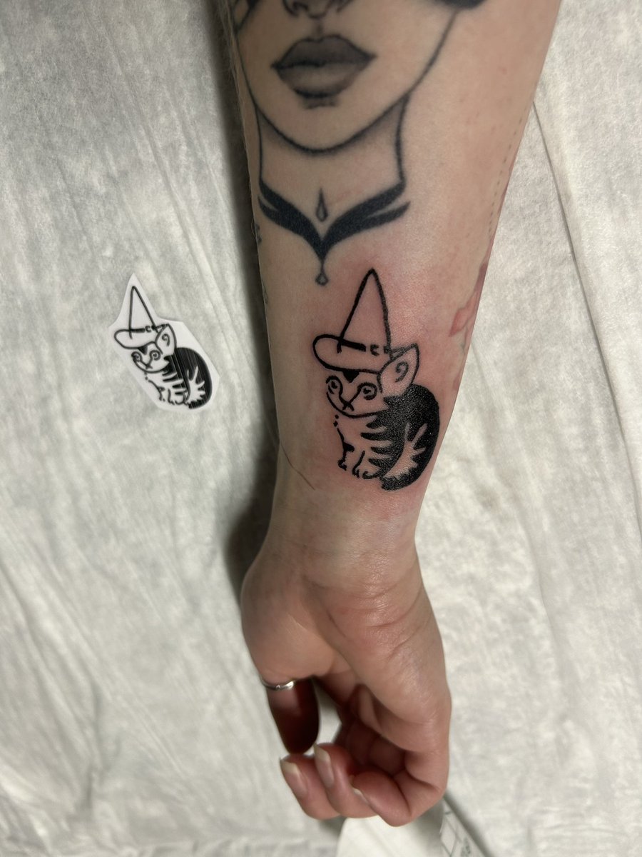 B 🪡 🐝 tweet media