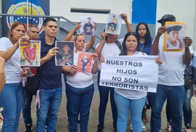 A Diomer, Ángel, Frenyermi, Héctor, Miguel, Daiber, Bleider, los sacaron de sus casas en Coche, Catia, El Valle. Tienen entre 16 y 17 años. Los quieren condenar a más de 10 años. Nuestros muchachos no son terroristas. El pueblo no es terrorista #LibertadParaLxsPresxsXProtestar