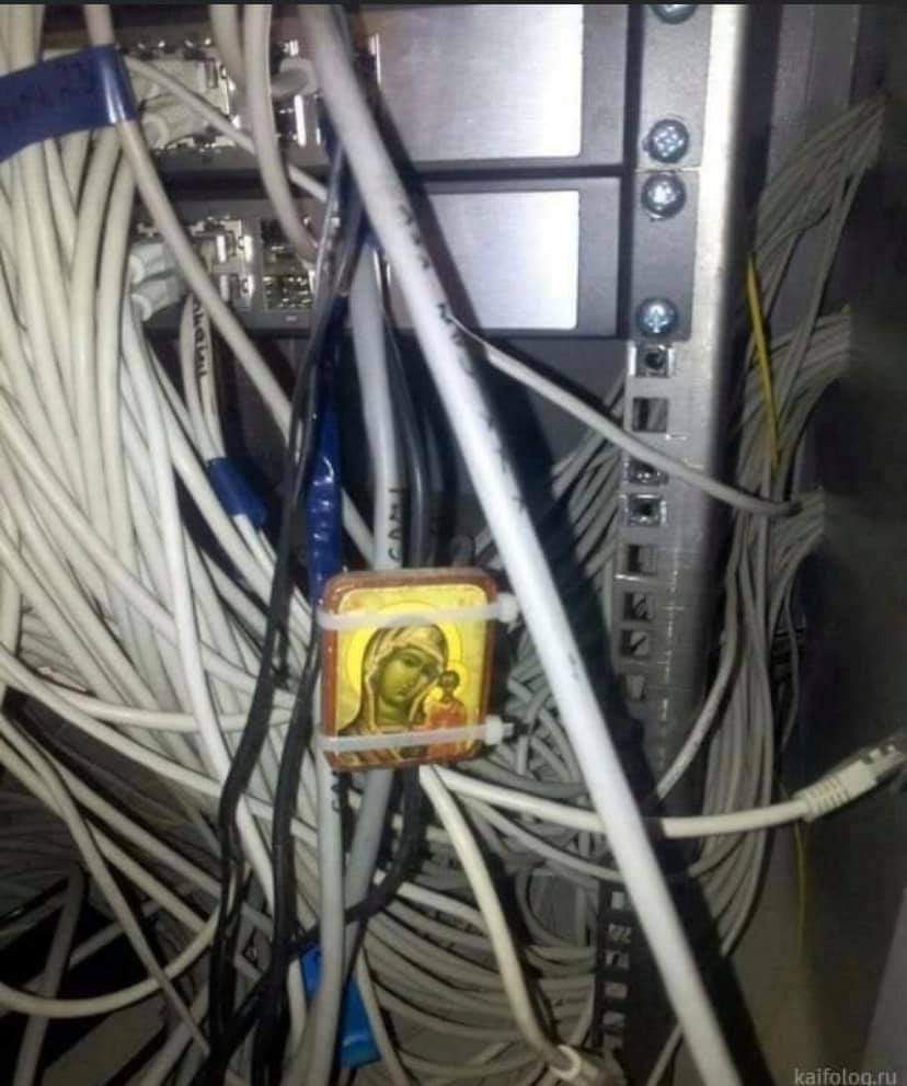 krazytoxic's tweet photo. Santa Redecita- que los clientes no me llamen un viernes a las 23:00 hrs porque se les cayó esos switches 2950 y el cableado Cat5 que no quieren renovar por comprar mas café para las oficinas. https://t.co/joUpGNozmu