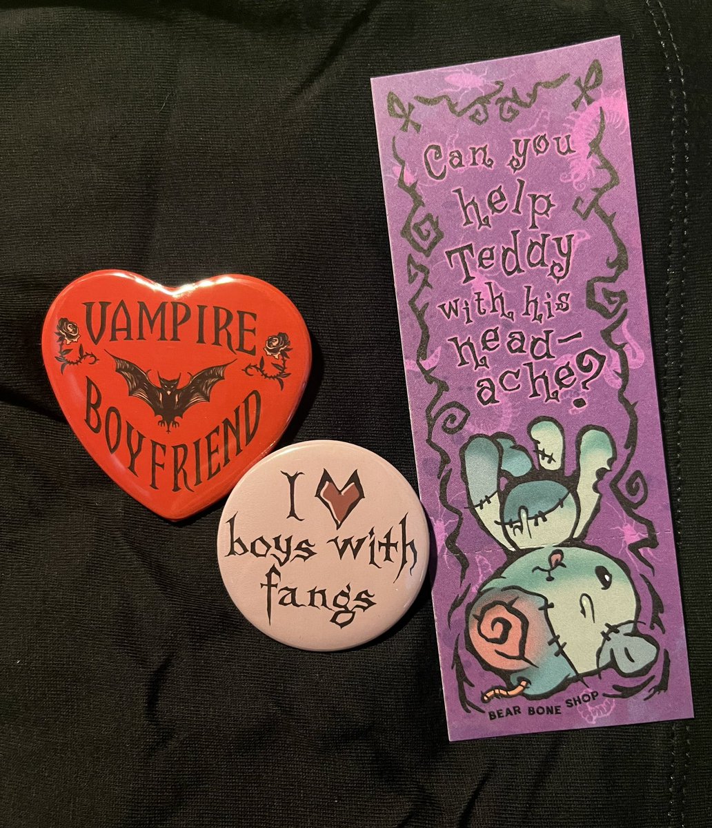 bizarrescriblez's tweet photo. I ALSO GOT VAMPIRE BUTTONS FROM @BearBoneShop ❤️🦇🖤 can’t wait to start my silly frank/vampire theme ita bag now w/ these!! 😭💓 https://t.co/p6RHuW3yyr