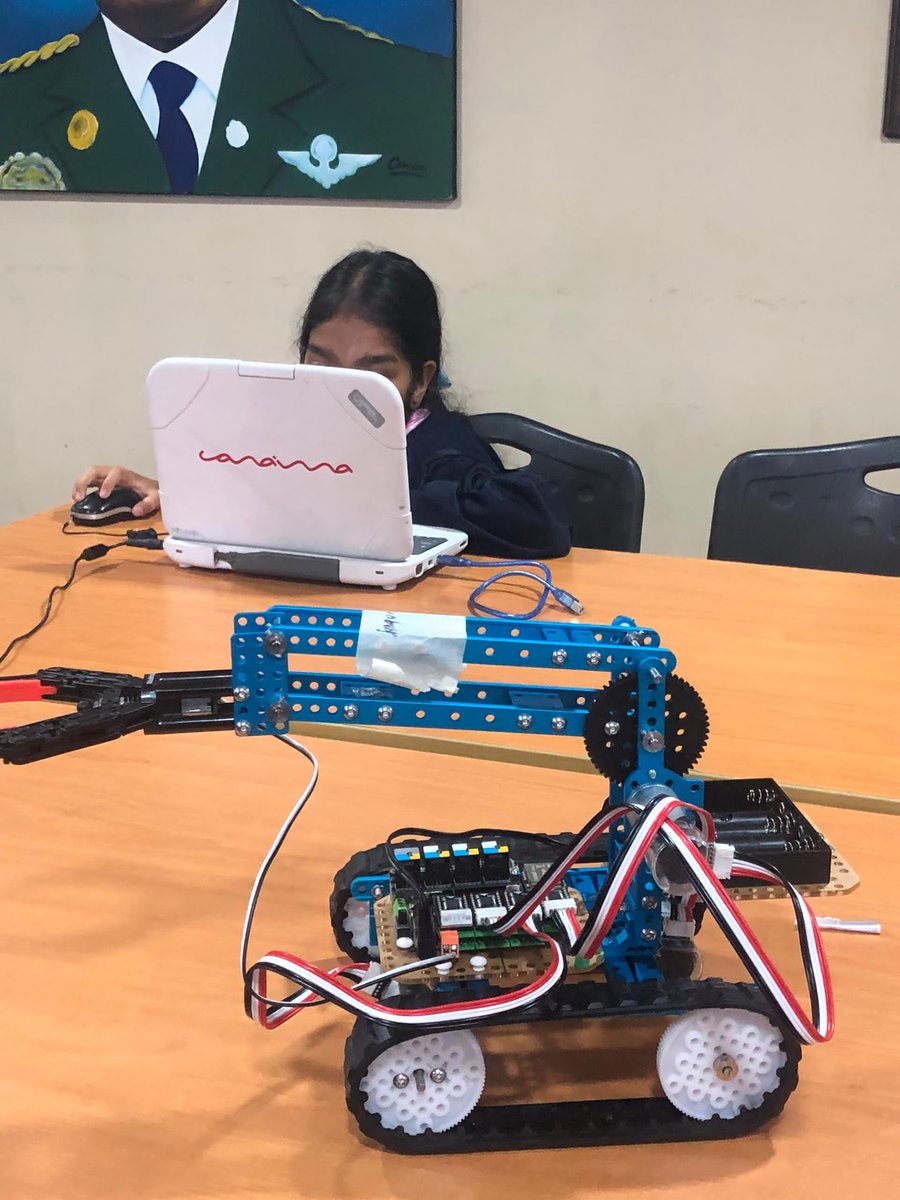 info_mppe's tweet photo. ✅📝 #NotiMPPE | En los espacios de la @Funda_cenamec1 se realizó este #12Sep el Taller de Construcción de un robot Multimake.
Conducido por el profesor Francisco Botifoll para los jóvenes estudiantes. 🤖🧑💻
@HectoRodriguez
@MPPEDUCACION https://t.co/MPXDej6Tp0