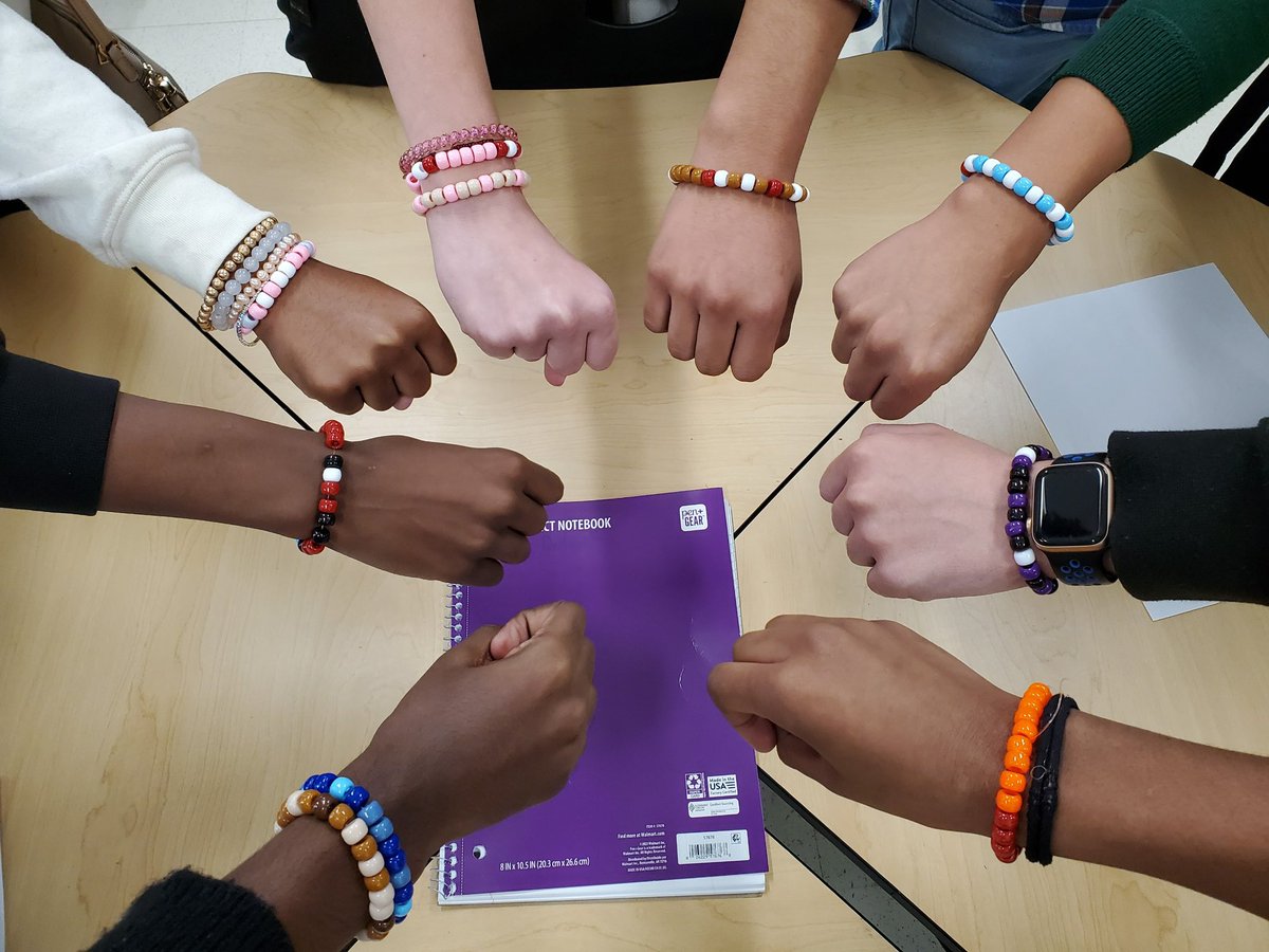 CareerTech_TPSD's tweet image. Exploring Computer Science students love learning binary code when they also make cool bracelets! #binarycode #creativity #problemsolving #tpsd