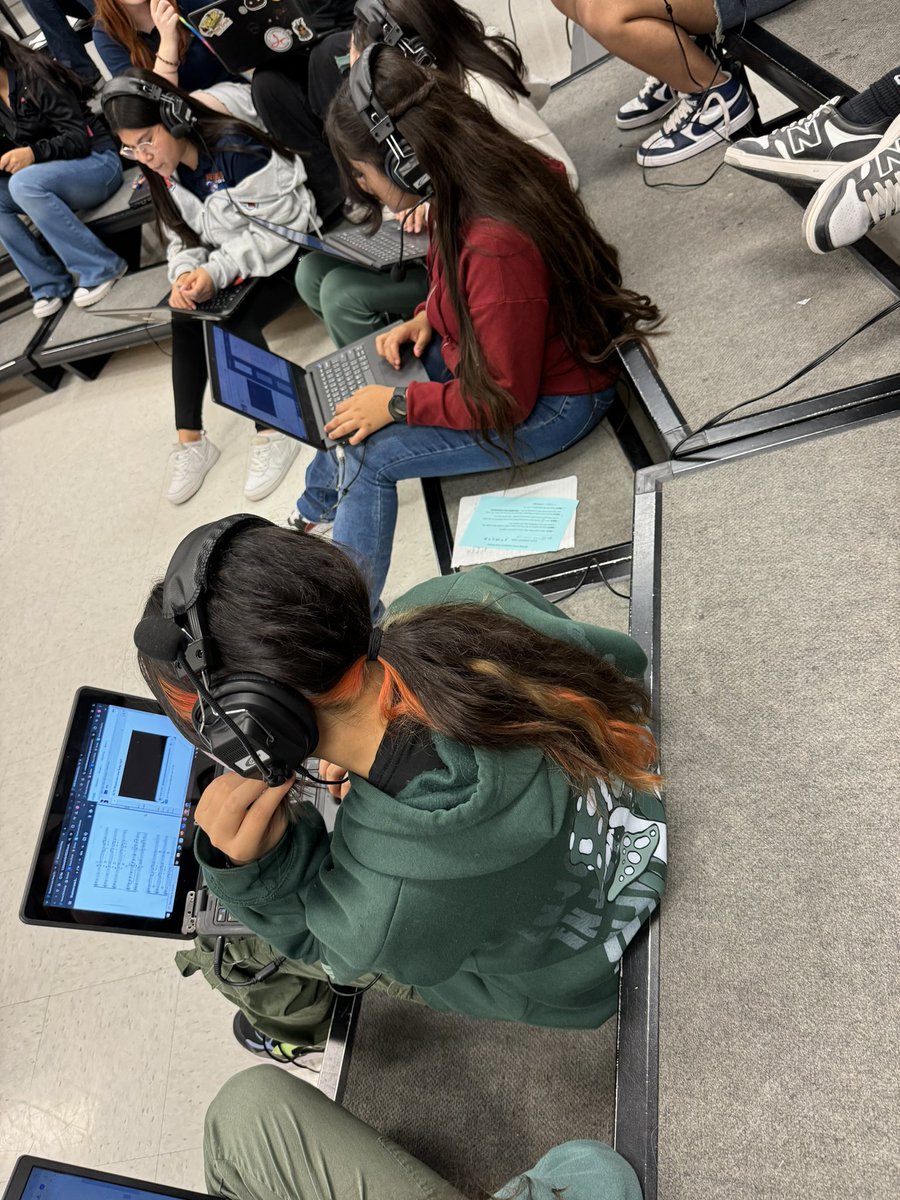 Choir_HMS's tweet photo. 🎶 Lots going on with these singers! 🎶
✅ Independent Practice
✅ Group Practice
✅ Note Taking
✅ Melody Composition
✅ Games - I mean, fun reviews 🤓
#ChoirRocks #BestStudentsEVER #Chasing100
@HERNANDO_MS @RNava_HMS @DNavariz_HMS @imalvillar_HMS @SThomas_HMS @SISD_FineArts https://t.co/sp2IrwfMSK