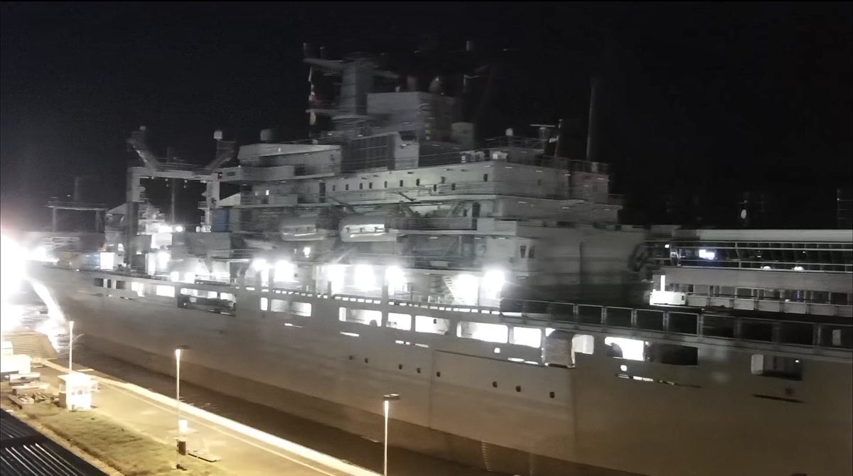 WarshipCam's tweet photo. German Navy Berlin-class replenishment oiler FGS Berlin (A1411) passing through the Brunsbuttel Locks on the Kiel Canal in Germany - September 13, 2024 #fgsberlin #a1411
SRC: webcam https://t.co/QQpyxVJzvJ