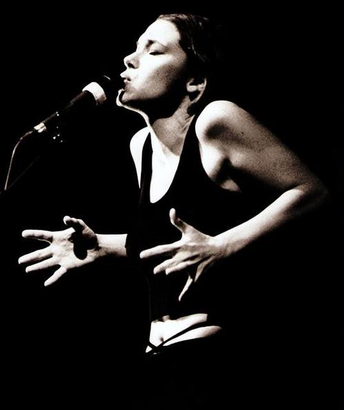 Jonatha10574808's tweet photo. #DuetsTop20

🇨🇦#LhasaDeSela x #PatrickWatson🇨🇦

Less than 1 year before her untimely passing, Lhasa x PW performed this magical #ElliottSmith cover in a small, intimate room in her home town of Montreal

A treasure. 

What a moment in time this is🪄

🌹🎹🌹https://t.co/Fam8HmIC1K https://t.co/NptlQGVaoq