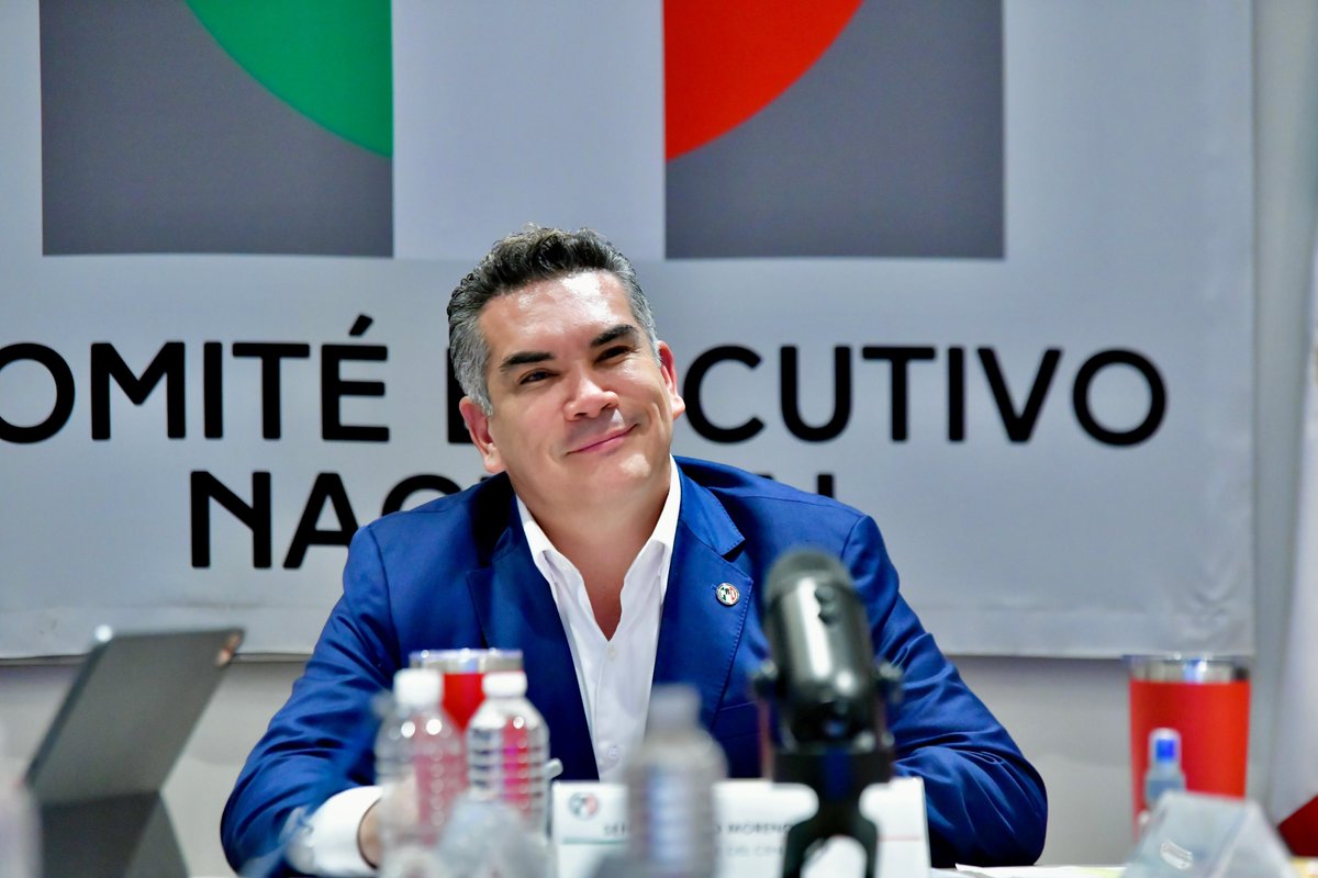 alitomorenoc's tweet photo. Me reuní vía Zoom con las 32 dirigencias estatales del PRI, nuestros Coordinadores Parlamentarios, los integrantes del CEN, los Delegados en los estados, Sectores y Organizaciones. 

Vamos avanzando en cada rincón del país, sumando fuerzas para enfrentar los retos con firmeza y siempre construyendo lo mejor para el país. ¡Vamos con todo, unidos por el futuro que queremos para el pueblo de México! 🇲��