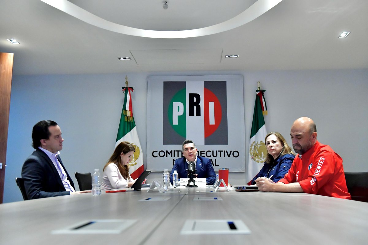alitomorenoc's tweet photo. Me reuní vía Zoom con las 32 dirigencias estatales del PRI, nuestros Coordinadores Parlamentarios, los integrantes del CEN, los Delegados en los estados, Sectores y Organizaciones. 

Vamos avanzando en cada rincón del país, sumando fuerzas para enfrentar los retos con firmeza y siempre construyendo lo mejor para el país. ¡Vamos con todo, unidos por el futuro que queremos para el pueblo de México! 🇲��