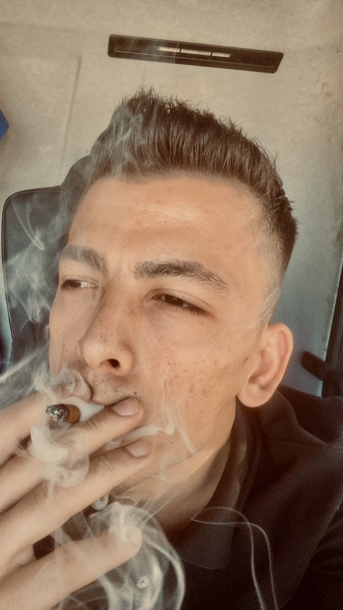 Sevilmiyorum çünkü yalaka değilim,
Çevrem yok çünkü sahte değilim 😎