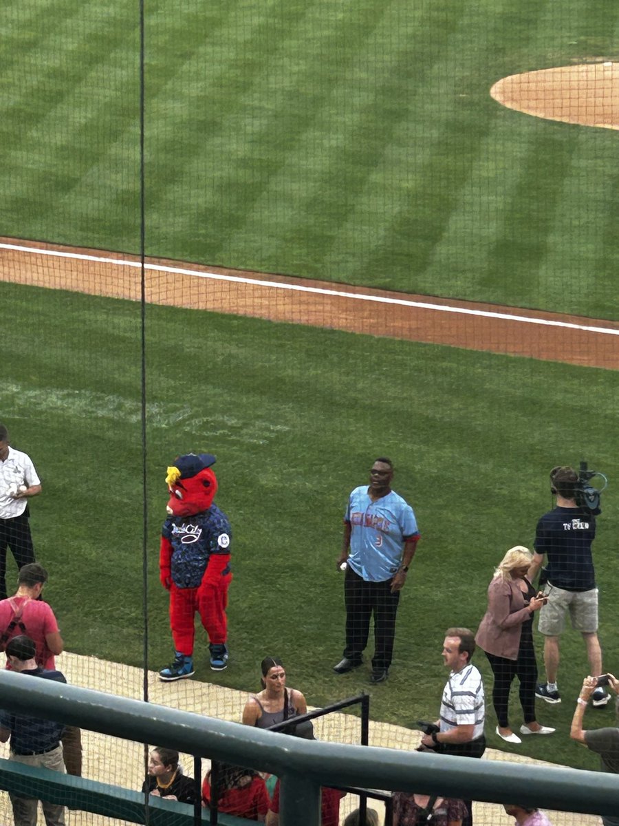 Enjoying some beautiful weather tonight at <a href="/thevicindy/">Victory Field</a> with the <a href="/indyindians/">Indianapolis Indians</a> for their last home stand of the season. 
Awesome recognition for Razor Shines! 
#AtTheVic
