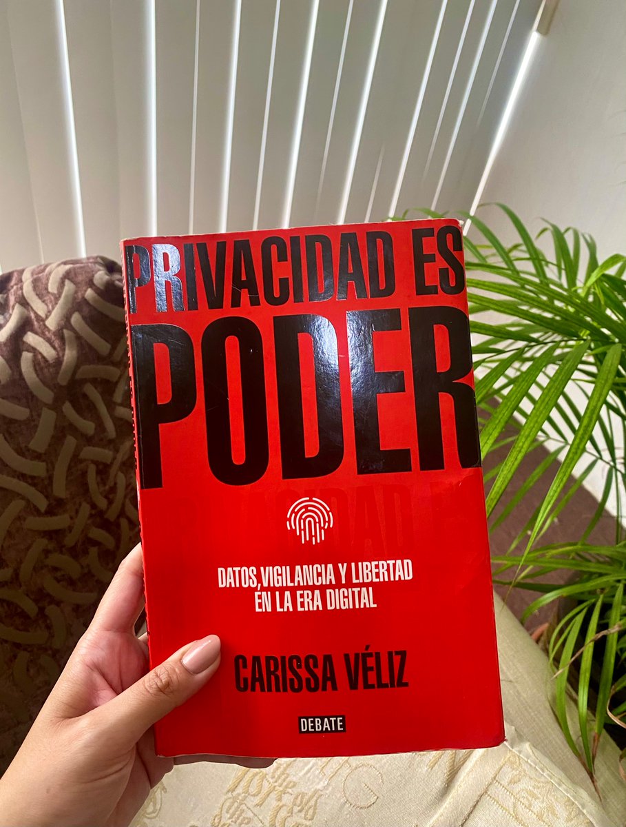 siLauraCristina's tweet photo. Absolutamente recomendado (y obligado) si habitas en el entorno digital. @CarissaVeliz de @UniofOxford explica sencilla pero técnica y rigurosamente por qué no solo información es poder, sino que realmente hoy: #PrivacidadEsPoder. Fascinante desde la pág. 1 ¡Gracias Profesora!😍 https://t.co/VZxe5TIk73