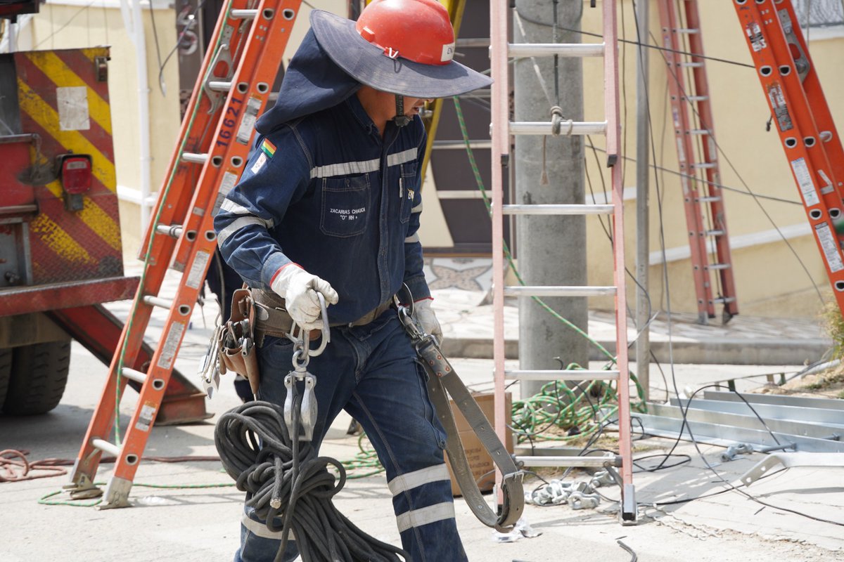 ENDE Servicios y Construcciones ha mejorado la red eléctrica en la zona de  Sopocachi, de la ciudad de La Paz, con el exitoso reemplazo de postes de media y baja tensión, utilizando técnicas de línea viva para evitar cortes de energía. ¡Comprometidos con un suministro eléctrico!