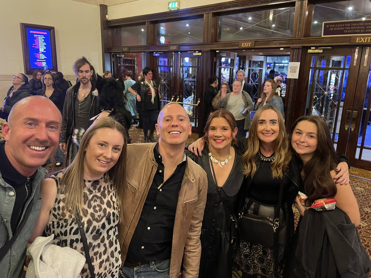Princesslotty's tweet photo. @RobbieRinder Thank you so much for having your photo done with me &amp; my friends tonight, you were so friendly! I hope you loved the show, we did 🖤 https://t.co/S0qrmnM68N