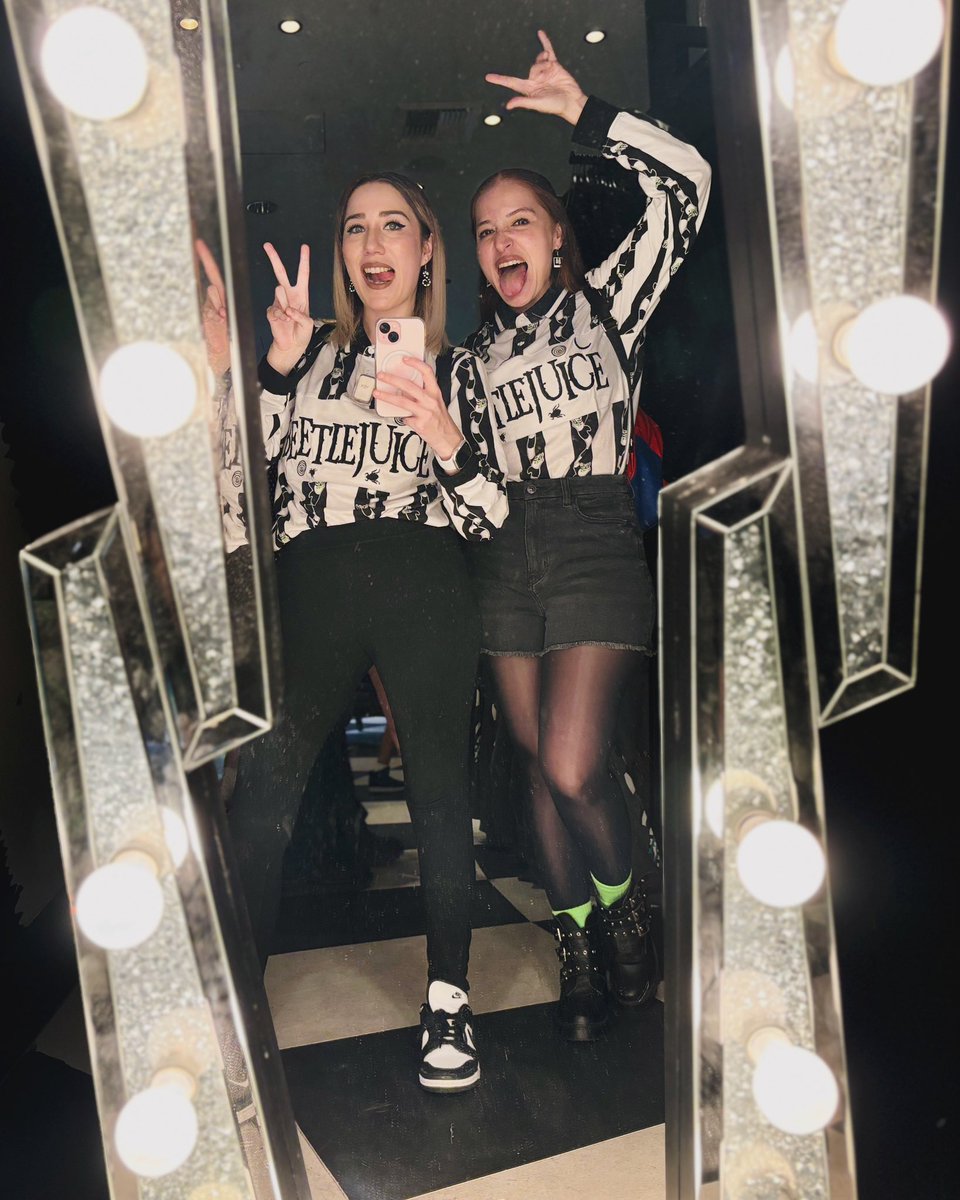 alextely's tweet photo. ¡Twinning hasta en el Afterlife! 🤍🖤 #Beetlejuice #AfterlifeExperience https://t.co/xpCGIqadlc