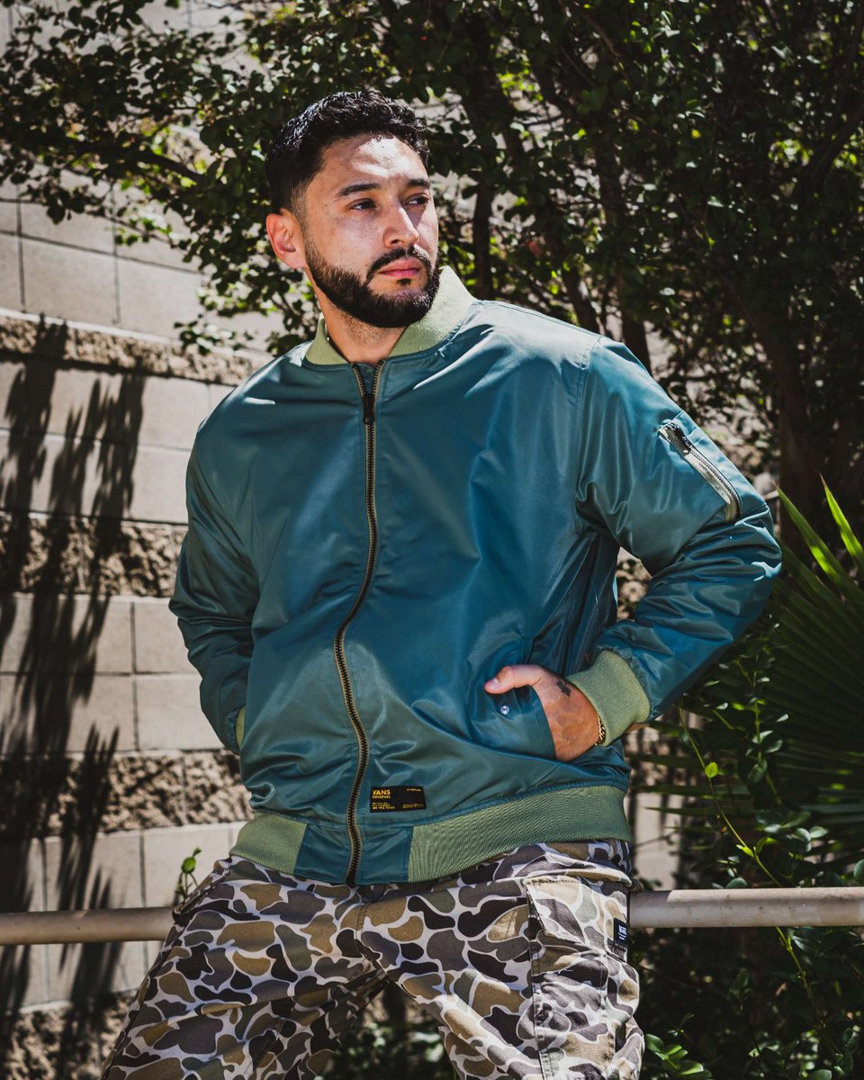 Karmaloop's tweet image. Vans fit, camo twist 💥

Shop #Vans on the Karmaloop App 📲

#VansStyle #VansLife #VansCulture #CamoCool #Essentials #StayFresh #CamoVibes #VansDrip