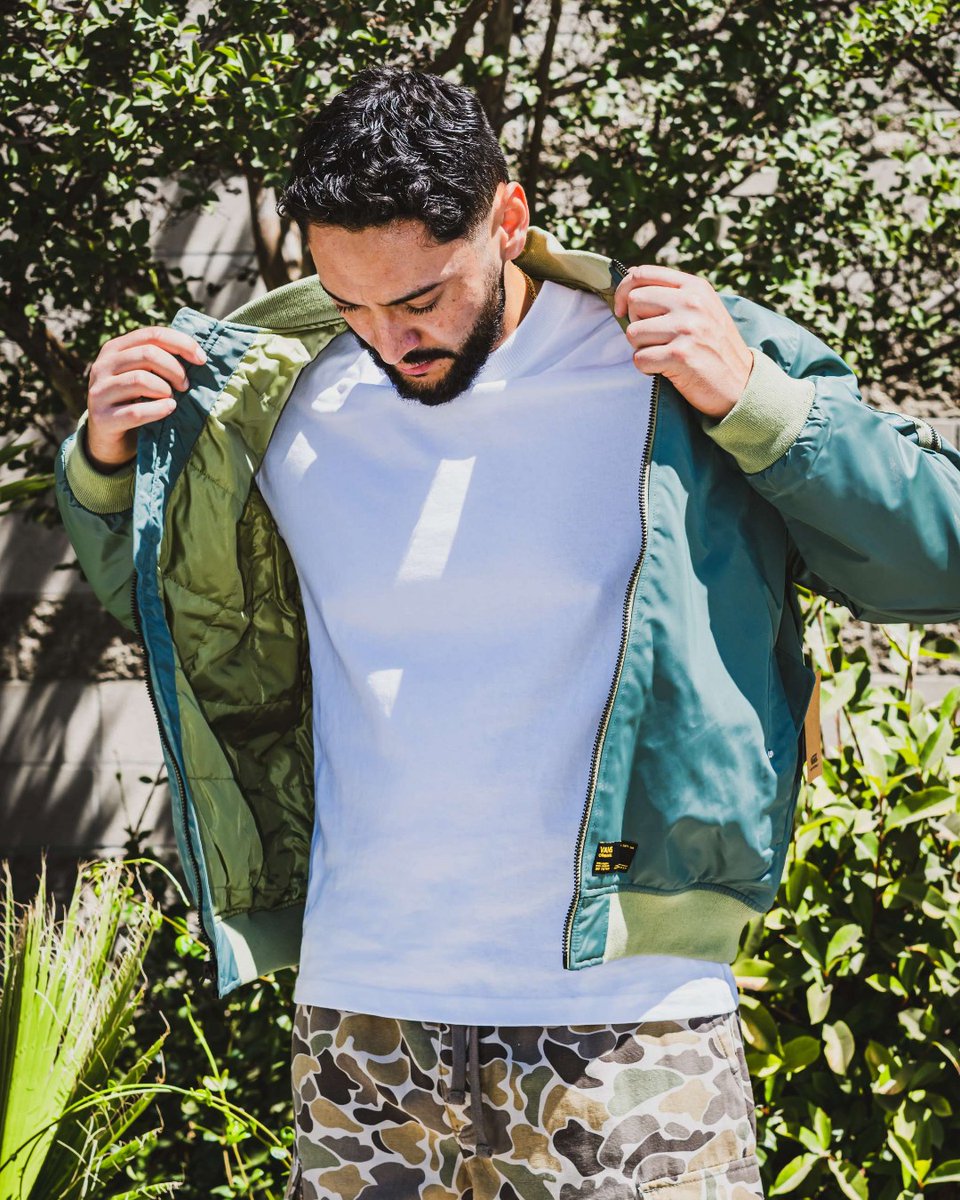 Karmaloop's tweet image. Vans fit, camo twist 💥

Shop #Vans on the Karmaloop App 📲

#VansStyle #VansLife #VansCulture #CamoCool #Essentials #StayFresh #CamoVibes #VansDrip