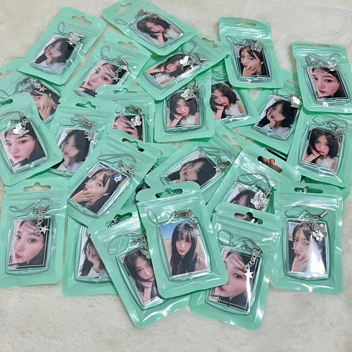 rroonnaaa's tweet photo. <𝐇𝐀𝐏𝐏𝐈𝐍𝐄𝐒𝐒: 𝐌𝐲 𝐃𝐞𝐚𝐫, 𝐑𝐞𝐕𝐞𝟏𝐮𝐯> 𝐢𝐧 𝐌𝐀𝐍𝐈𝐋𝐀 fan support by me &amp; @wooscxmx 

irene &amp; joy keychains

♡ 1:1
♡ retweet &amp; like | show proof
♡ time &amp; loc tba later

see ü later, luvies! 🫶🏻 

2/2

#RedVelvet_FANCON_TOUR_in_MANILA #RedVelvet #레드벨벳 https://t.co/ngqpAafkzR