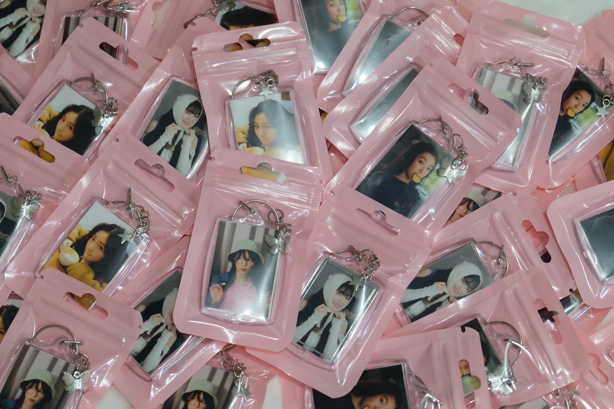 rroonnaaa's tweet photo. <𝐇𝐀𝐏𝐏𝐈𝐍𝐄𝐒𝐒: 𝐌𝐲 𝐃𝐞𝐚𝐫, 𝐑𝐞𝐕𝐞𝟏𝐮𝐯> 𝐢𝐧 𝐌𝐀𝐍𝐈𝐋𝐀 fan support by me &amp; @wooscxmx 

irene &amp; joy keychains

♡ 1:1
♡ retweet &amp; like | show proof
♡ time &amp; loc tba later

see ü later, luvies! 🫶🏻 

2/2

#RedVelvet_FANCON_TOUR_in_MANILA #RedVelvet #레드벨벳 https://t.co/ngqpAafkzR