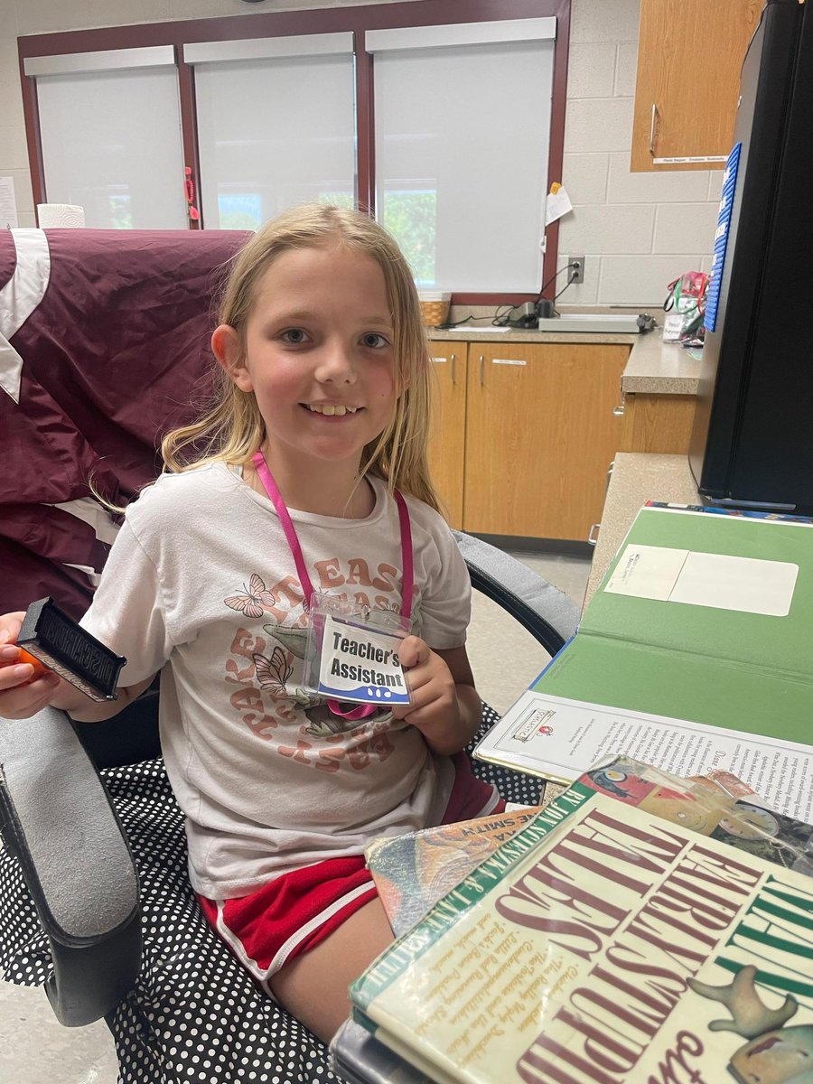 KCS_JeffLibrary's tweet image. The Jefferson Library had a few special Library assistants helping in the library. I see some future Librarians.