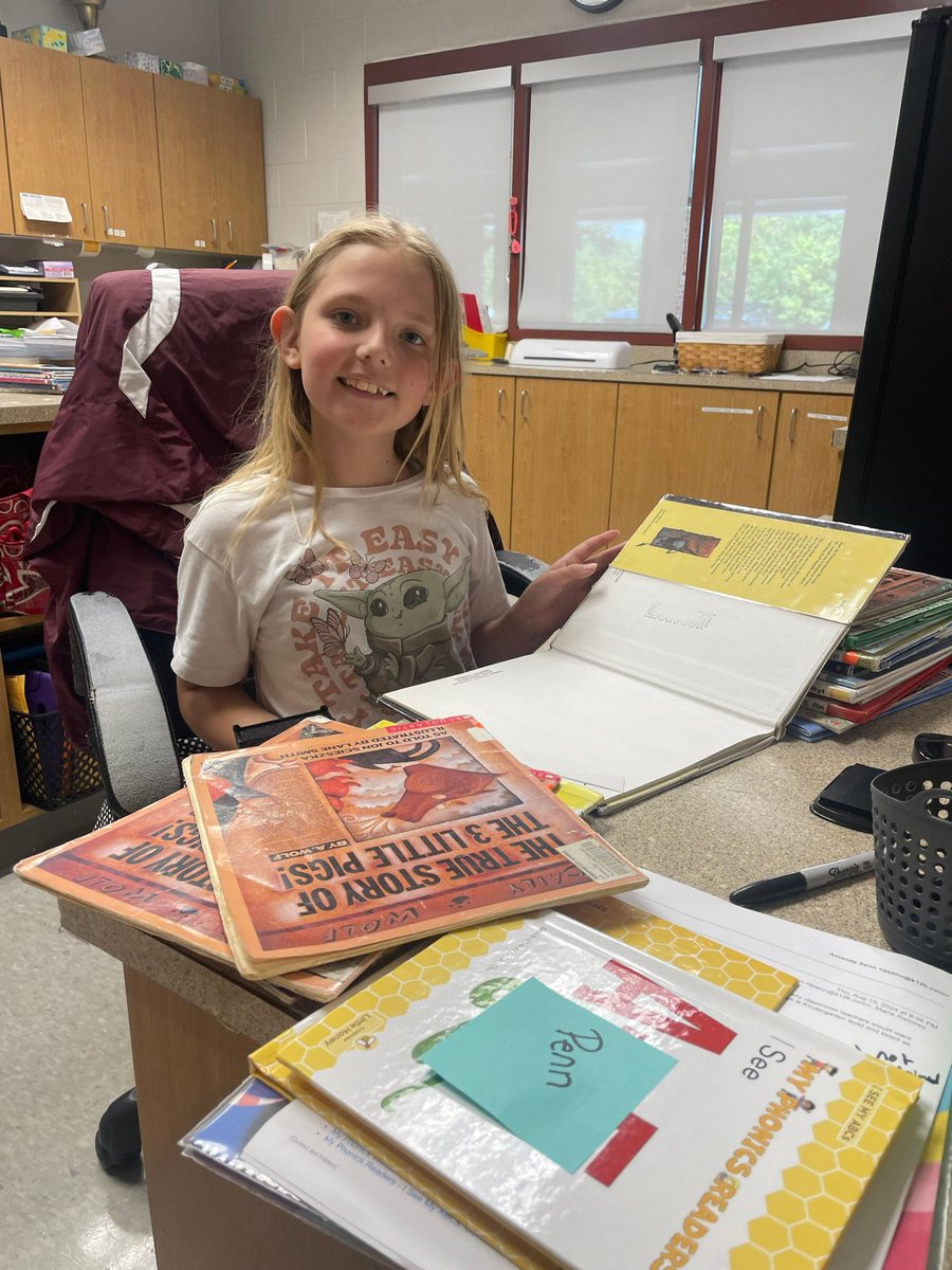 KCS_JeffLibrary's tweet image. The Jefferson Library had a few special Library assistants helping in the library. I see some future Librarians.