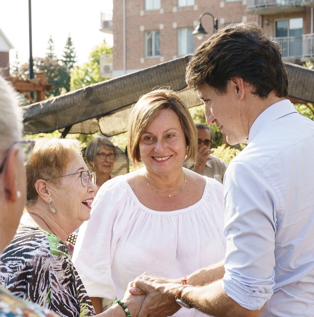 LauraPalestini's tweet photo. La meilleure manière de bien vous représenter, c'est de connaître vos histoires. 💯

Justin Trudeau s’est joint à moi pour aller à la rencontre de nos aînés. Que ce soit pour les soins dentaires ou le coût de la vie, nous nous battrons toujours pour vous. 🇨🇦
#lasalleemardverdun https://t.co/T0gqSAias0