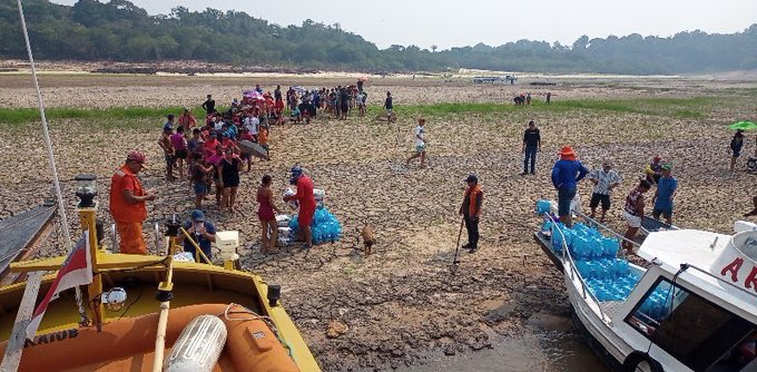 levirey's tweet photo. El país en llamas 🔥 y la Amazonía desconectada, sin alimentos ni combustible, y el gobierno central no decreta Estado de Emergencia🚨. 
Los pueblos amazónicos NO SON ciudadanos, o quizá lo son de 2da.
Mientras tanto “#DinaAsesina en plan empleada de velorio, pasando galleta y ☕️ https://t.co/mfbi66NXSn