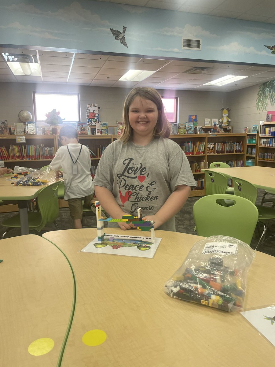 KCS_JeffLibrary's tweet image. Jefferson Library students read and learned about Bridges then used their computational thinking skills to construct bridges over a body of water. @KCS_TJESPrinc @KCS_Libraries