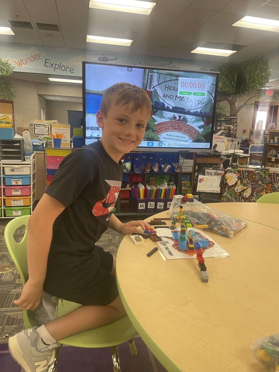 KCS_JeffLibrary's tweet image. Jefferson Library students read and learned about Bridges then used their computational thinking skills to construct bridges over a body of water. @KCS_TJESPrinc @KCS_Libraries