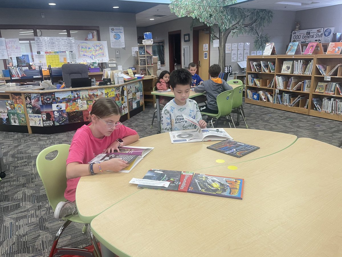 KCS_JeffLibrary's tweet image. To build stamina, every library class begins with students Reading to Self. @KCS_Libraries @KCS_Jefferson