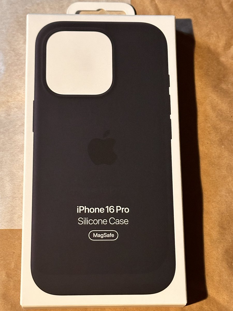 Z00282933's tweet image. 9月13日午後6時
#iPhone16Pro 発売予約開始前だと言うのに、
早くも
#SiliconeCase が到着
で iPhone16Proは何時手元に来るのか🤣
まさに‼️#本末転倒