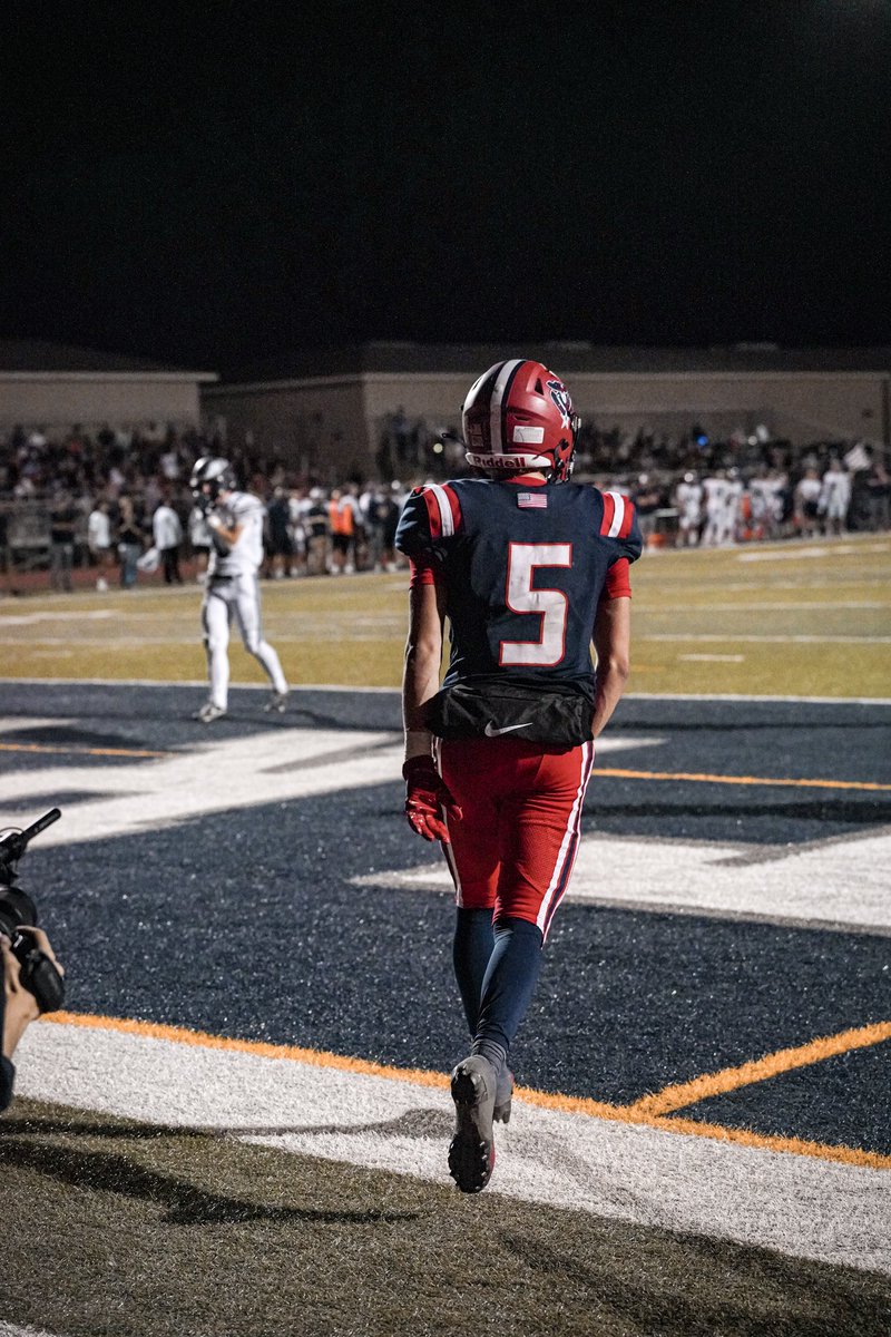 BoeSparks5's tweet photo. Fun win last night! Let’s keep rollin!!
13 Receptions
143 Yards
3 tds
Check out this route and catch!

@mxrd15 @azc_obert @TyDetmer14
@CodyTCameron @gridironarizona
@alaqcfootball @On3Recruits
@JUSTCHILLY @BJMedia1
@KevinMcCabe987 @raedwards8
@PrepRedzoneAZ @AZHSFB @MaxPreps
@KyleMorgan_XOS @ZachAlvira @LFC_FOOTBALL  @CoachBlome @gavinlutman18 @IAMWILLIECAMP @AdamGajo @arizonaftbl