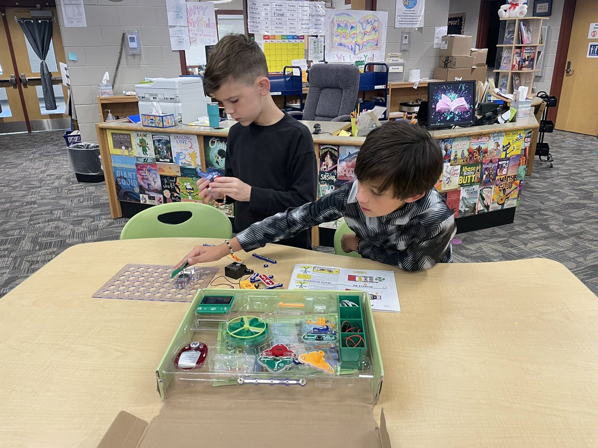 KCS_JeffLibrary's tweet image. Fifth grade library students used their problem solving and computational thinking skills when testing different circuit configurations while using our snap circuit kits. @KCS_Libraries @KCS_Jefferson