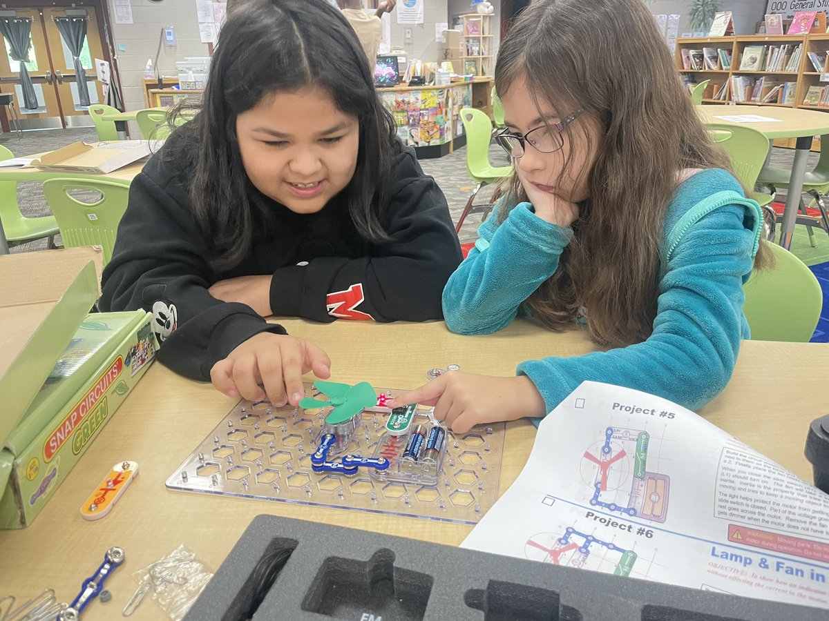 KCS_JeffLibrary's tweet image. Fifth grade library students used their problem solving and computational thinking skills when testing different circuit configurations while using our snap circuit kits. @KCS_Libraries @KCS_Jefferson