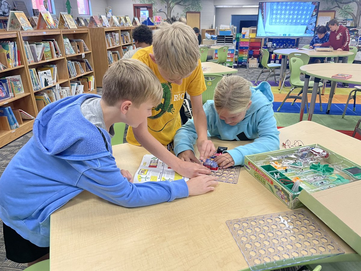 KCS_JeffLibrary's tweet image. Fifth grade library students used their problem solving and computational thinking skills when testing different circuit configurations while using our snap circuit kits. @KCS_Libraries @KCS_Jefferson