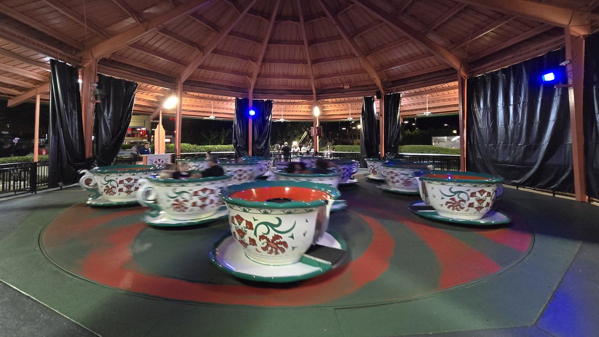 BGWFans's tweet photo. STOP THE PRESSES! This is (potentially) HUGE!

BGW has installed retractable blackout curtains on the perimeter of Turkish Delight alongside what appear to be blacklights! Curtains are open now, but could BGW be about to give us Twisted Terror back for the first time since '03?! https://t.co/AnhNCOXBBK