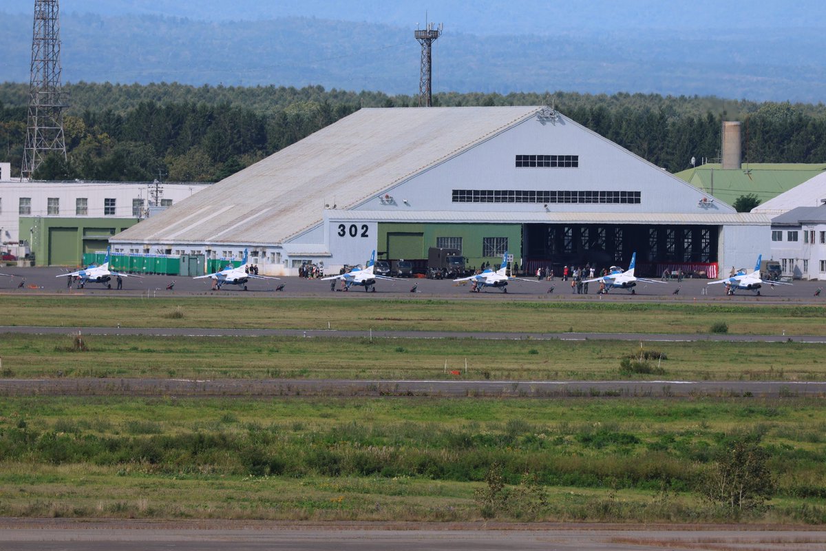 明日の千歳基地での航空祭の為ブルーインパルスが到着。

3機、2機、2機の時間差着陸

#ブルーインパルス
#千歳のまちの航空祭
#航空自衛隊千歳基地