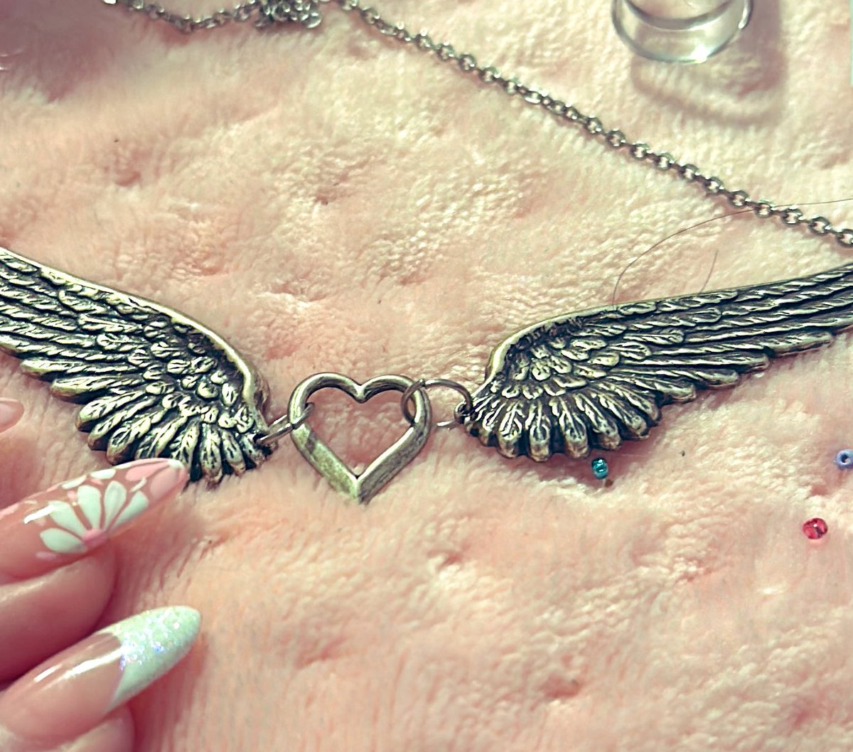 PnkKitsune's tweet photo. My favorite necklace is definitely my #SwiftieGoodLuckCharm https://t.co/Xo4Onw89MY