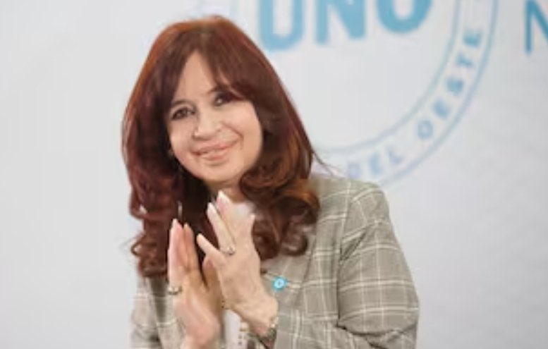 igon_santiago's tweet photo. Hablo @CFKArgentina hay que salir a contener, a hablar con nuestros vecinos.
A dejarse de joder y….
Cada uno a sus puestos!! 
Ella conduce! Nadie más https://t.co/R9cFCGBg2t